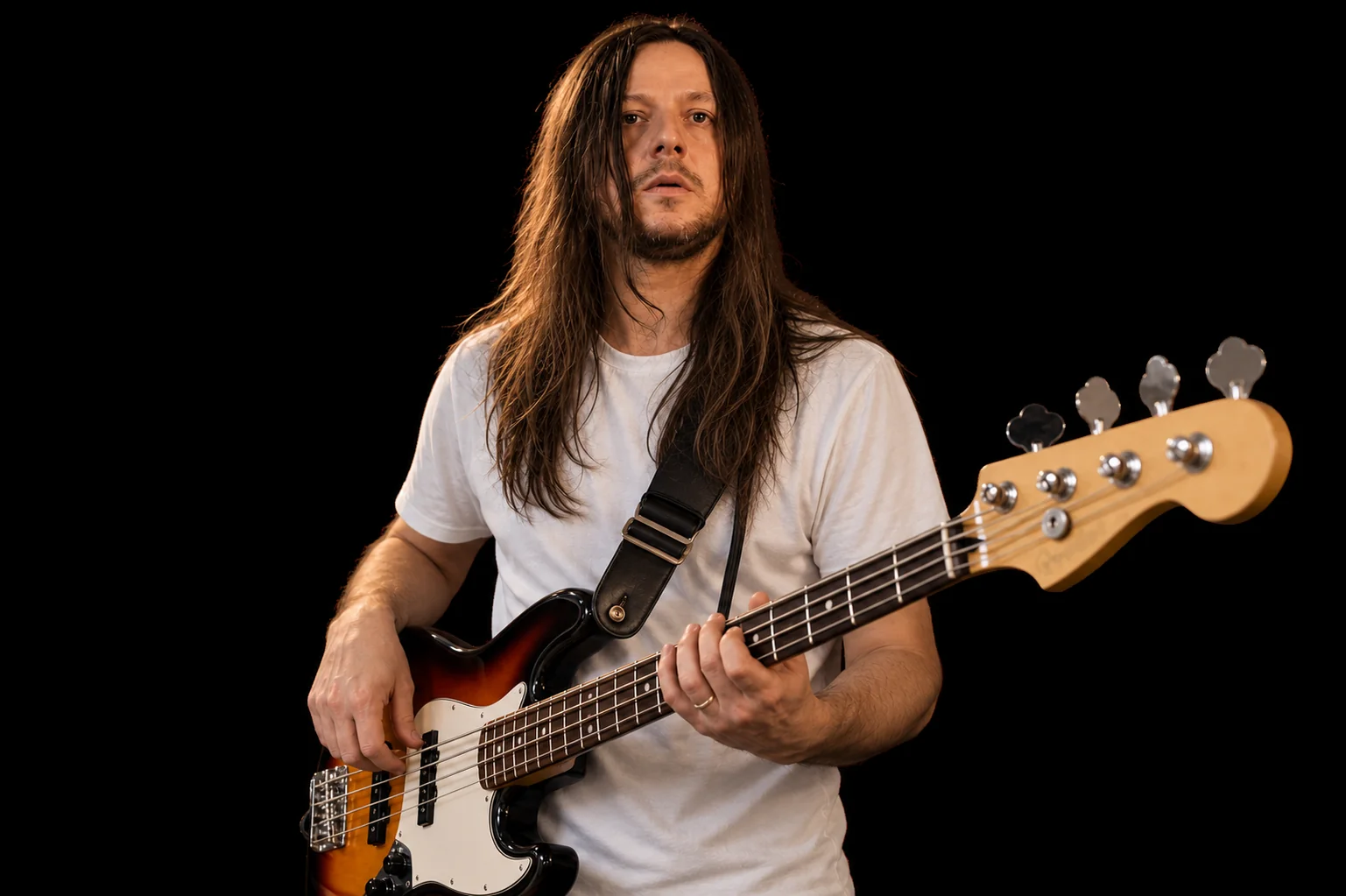 Carlos Jannarelli tocando contrabaixo